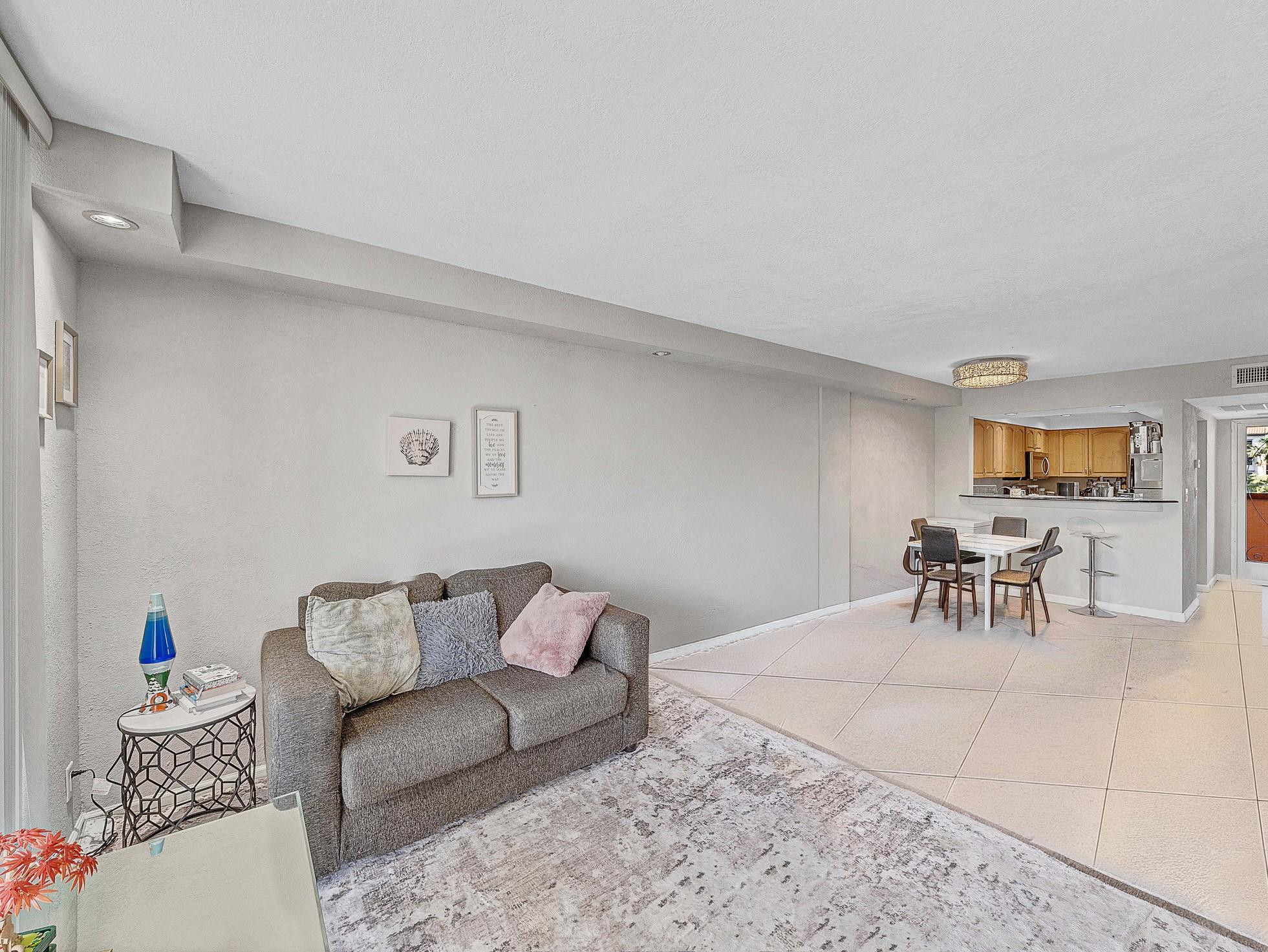 Lighthouse Point Plaza - Residential