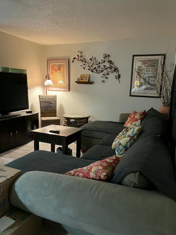 640 Snug Harbor Drive F6