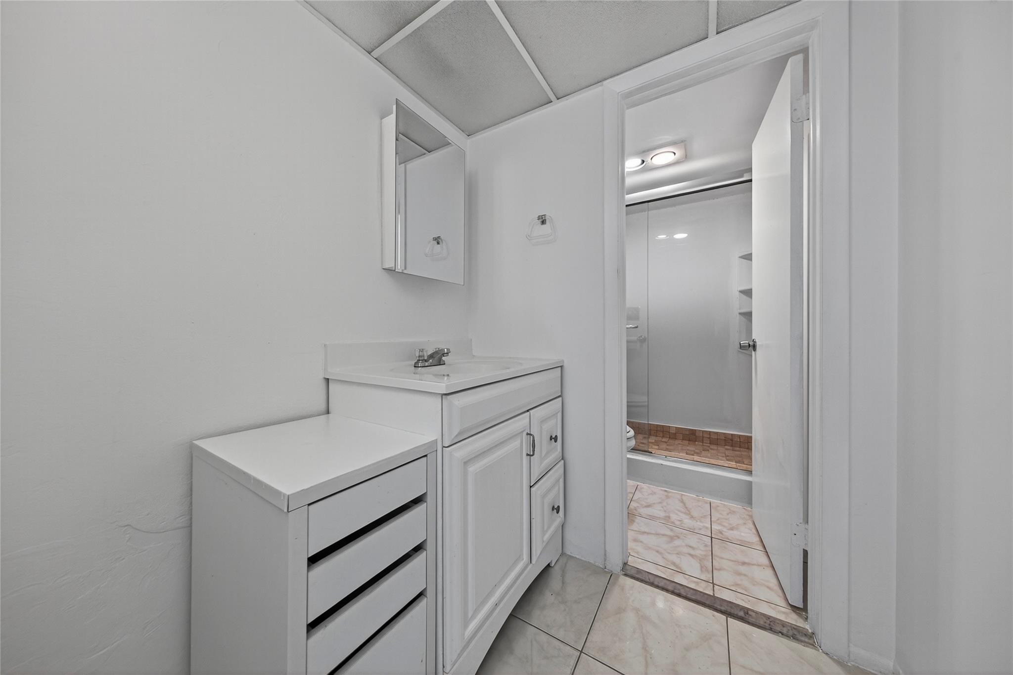 Omega Condo No4 - Residential Lease