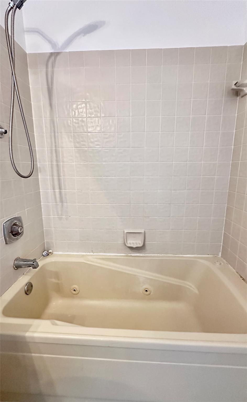 CLUB QUARTERS AT RAINTREE - Residential