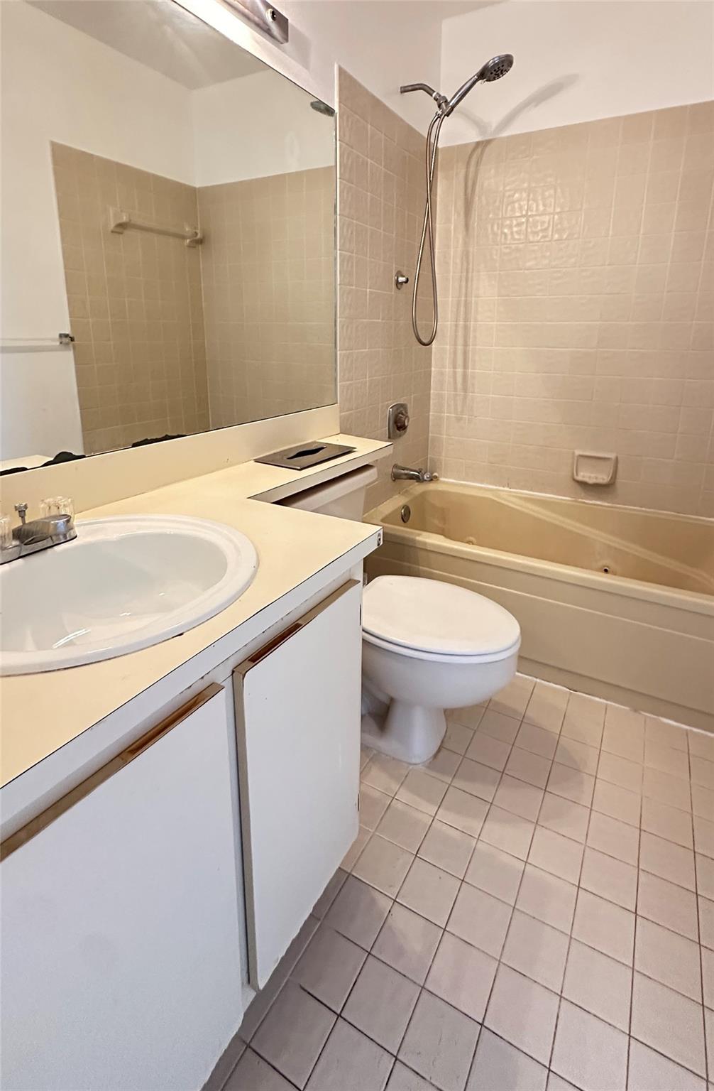 CLUB QUARTERS AT RAINTREE - Residential