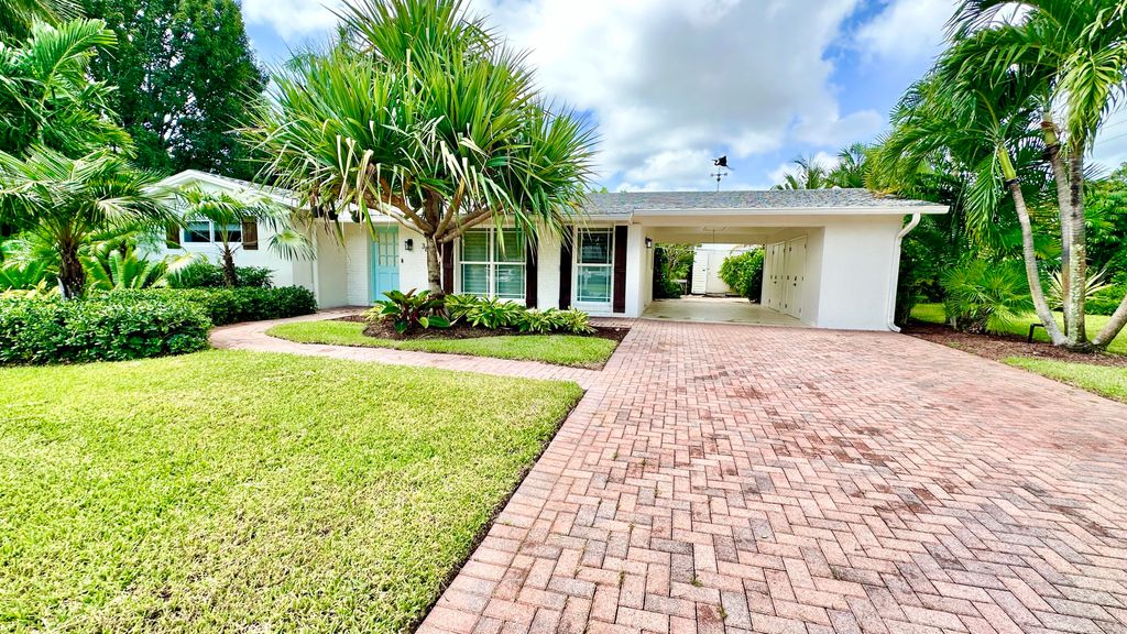 Photo of 382 SE Edgewood Drive, Stuart, FL 34996 (MLS # R11002425)