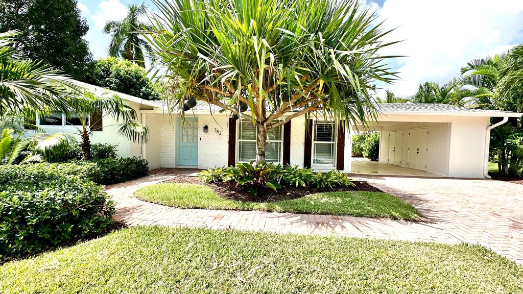 Photo of 382 SE Edgewood Drive, Stuart, FL 34996 (MLS # R11002425)