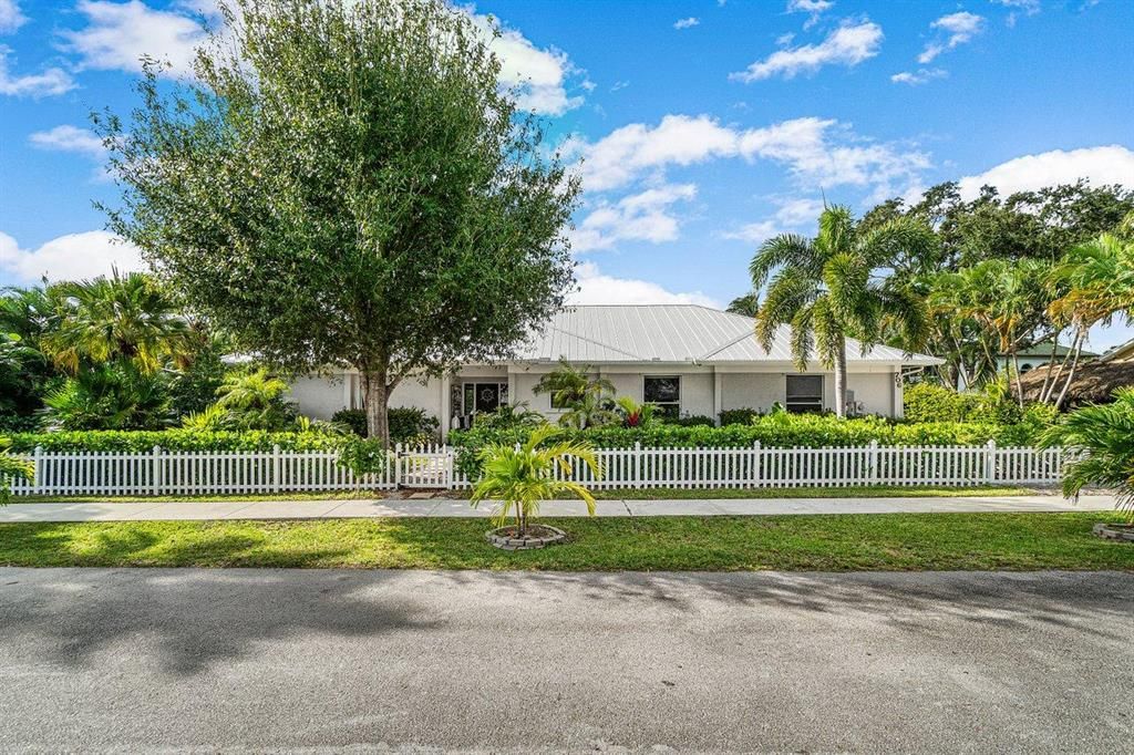 Photo of 706 Warren Drive, Jupiter, FL 33458 (MLS # R10675998)