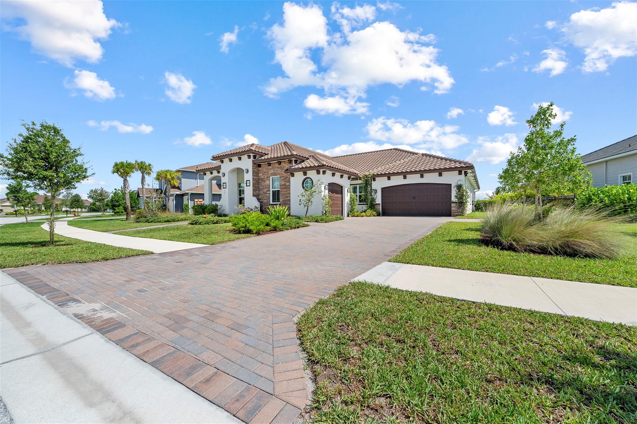 935 Hookline Cir
