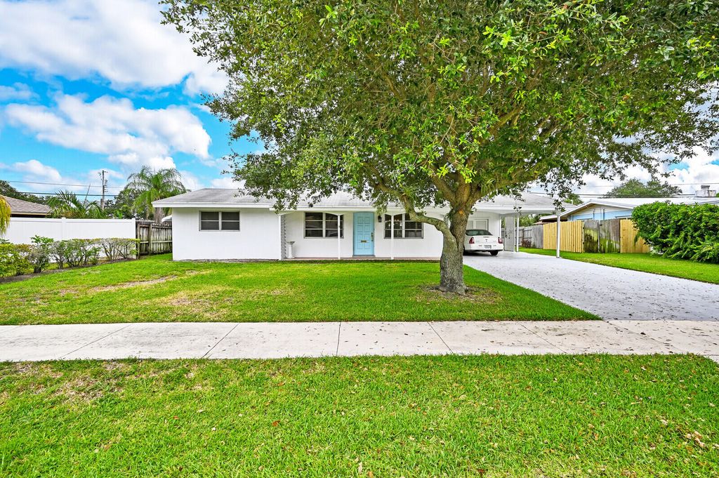 Photo of 396 Lighthouse Drive Dr, Palm Beach Gardens, FL 33410 (MLS # R10814009)