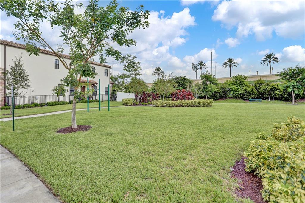 Central Parc South 182-17 - Residential