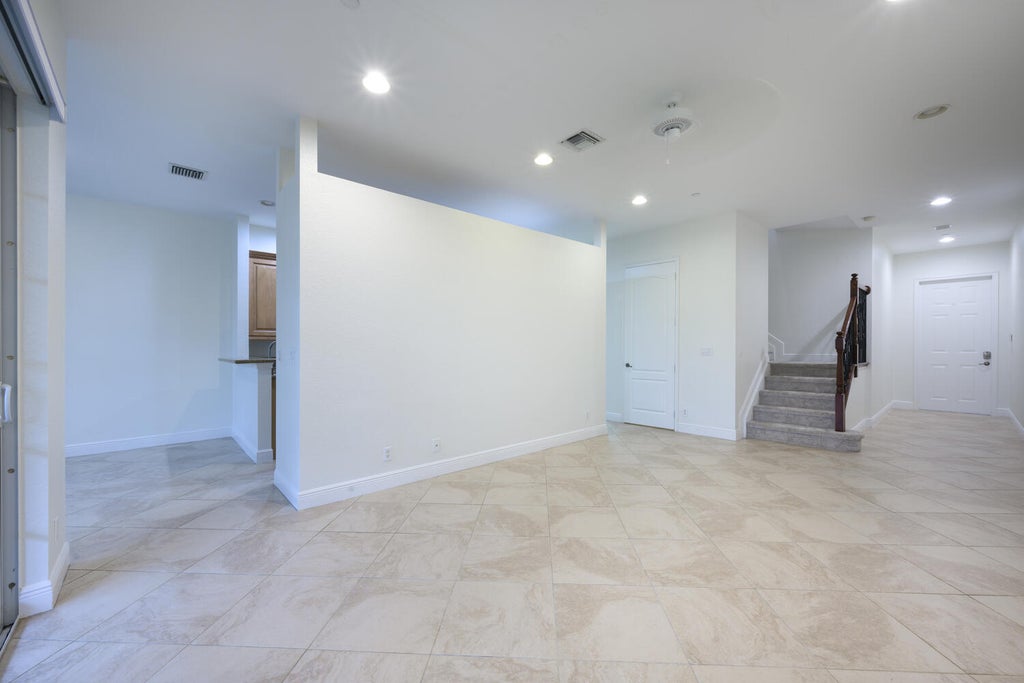 Photo of 4920 Vine Cliff Way E, Palm Beach Gardens, FL 33418 (MLS # R10954090)