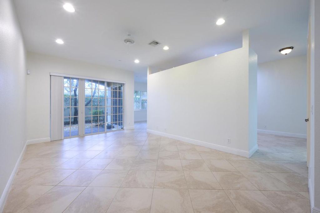 Photo of 4920 Vine Cliff Way E, Palm Beach Gardens, FL 33418 (MLS # R10954090)