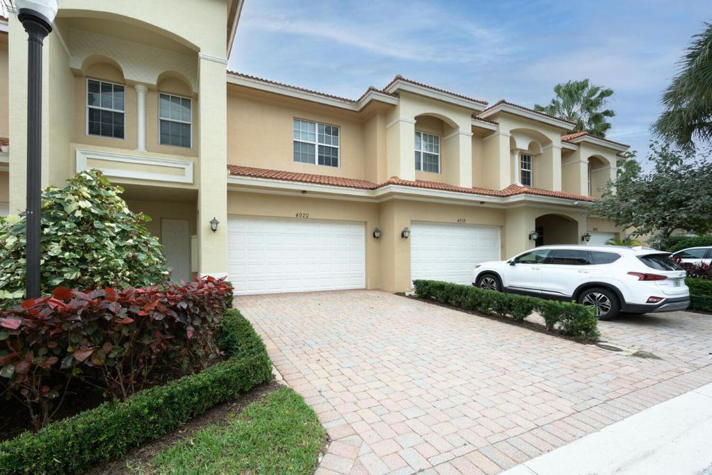 Photo of 4920 Vine Cliff Way E, Palm Beach Gardens, FL 33418 (MLS # R10954090)