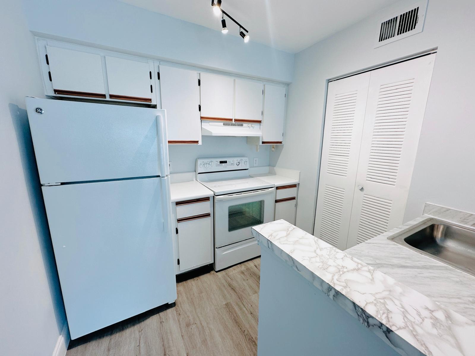 HOLLYWOOD PARC CONDOMINIUM - Residential Lease