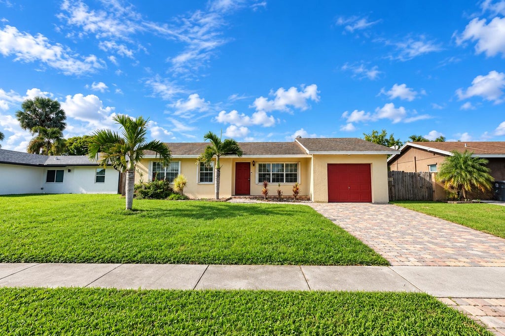 Photo of 9135 SADDLECREEK Drive, Boca Raton, FL 33496 (MLS # B26076293)
