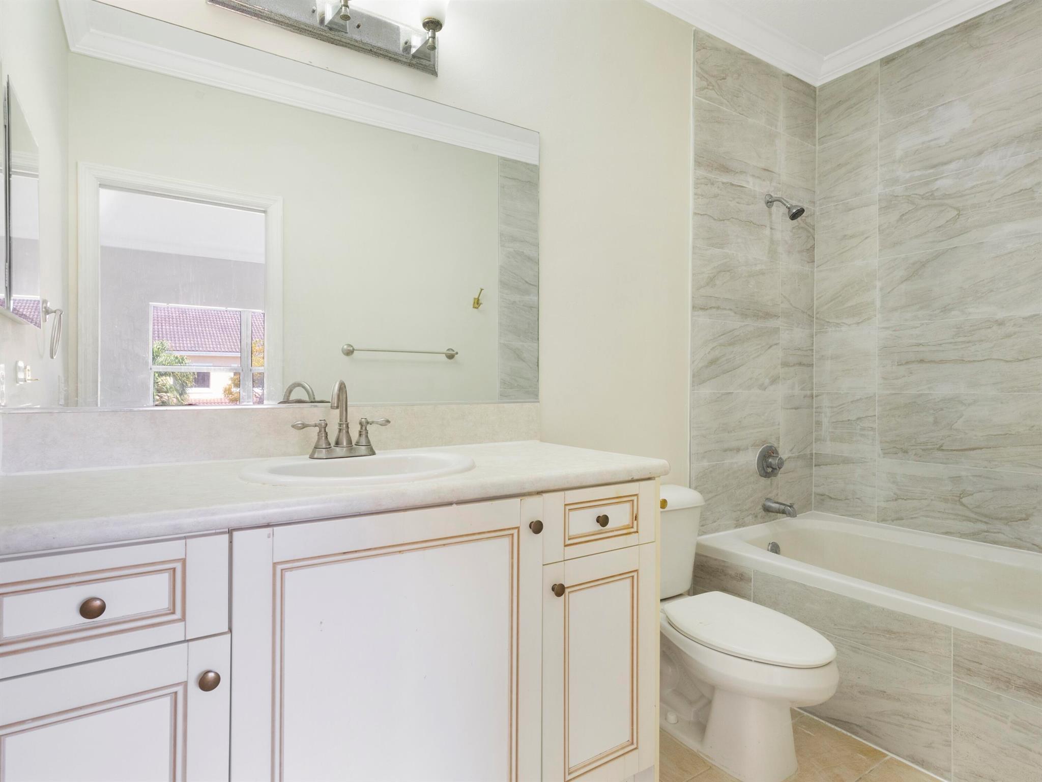 ESTANCIA AT PALM SPRINGS - Residential Lease