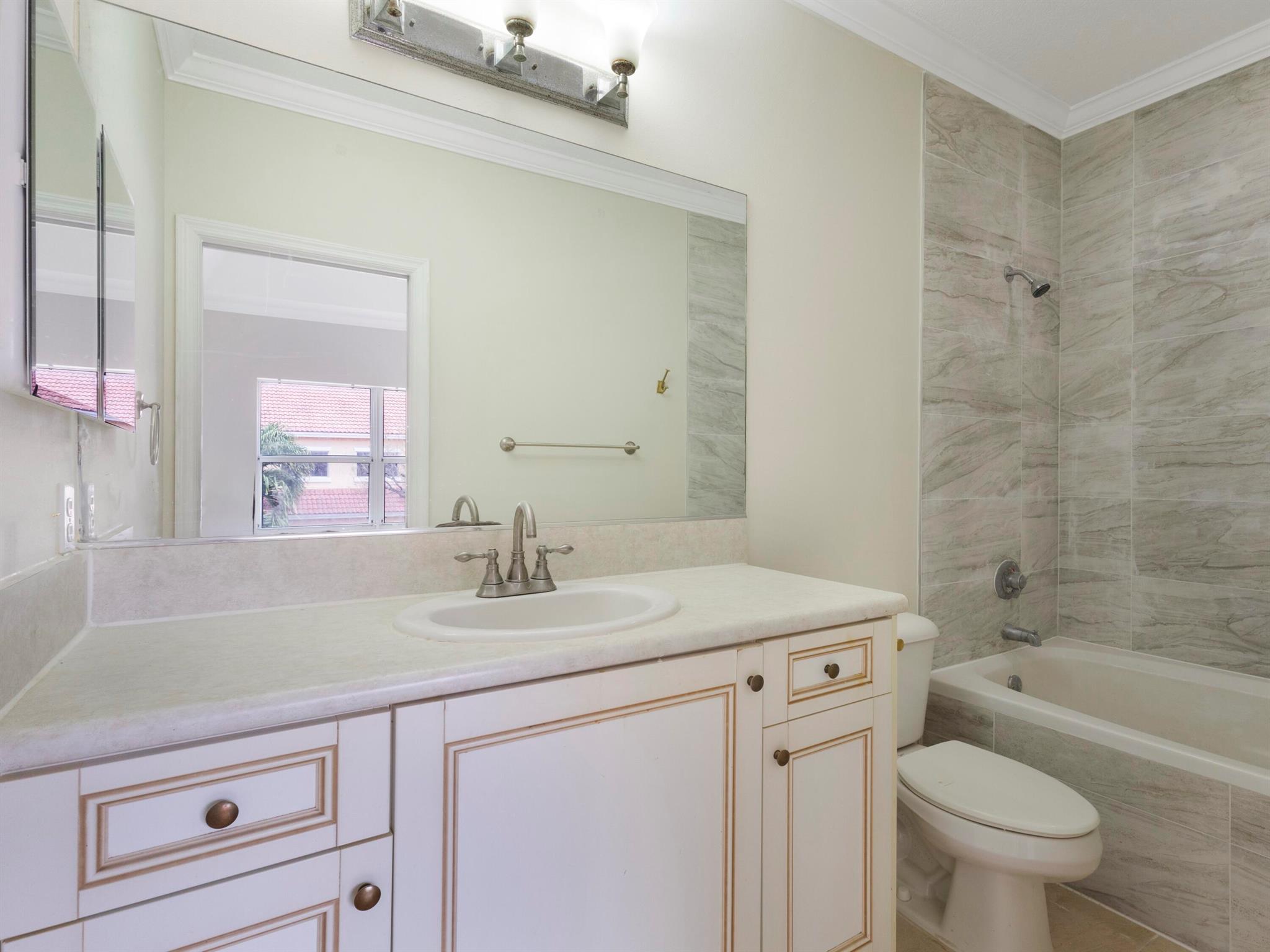 ESTANCIA AT PALM SPRINGS - Residential Lease