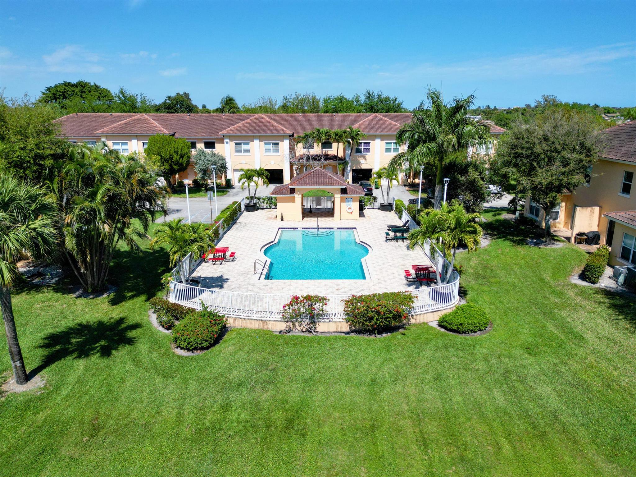 ESTANCIA AT PALM SPRINGS - Residential Lease