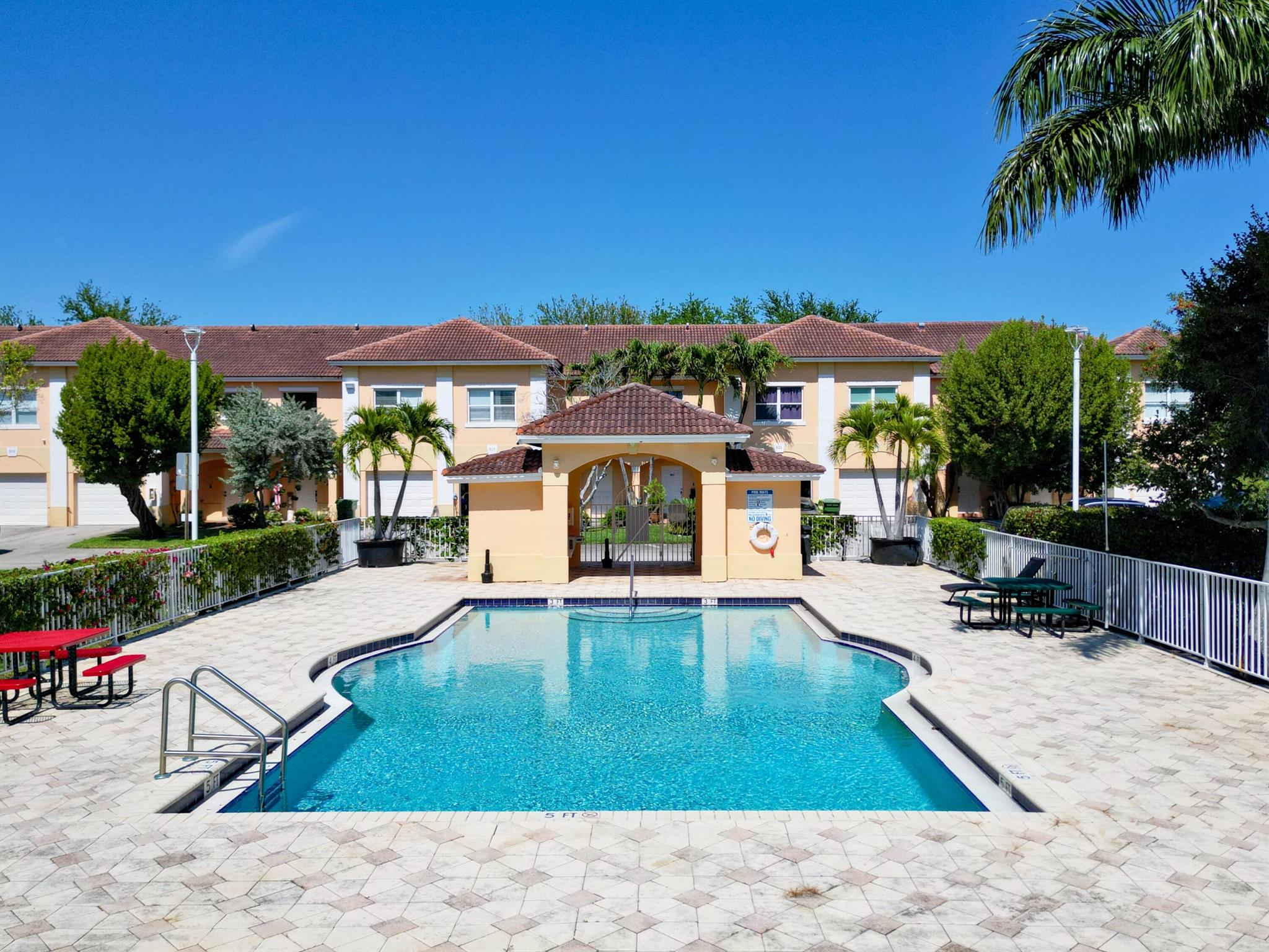 ESTANCIA AT PALM SPRINGS - Residential Lease