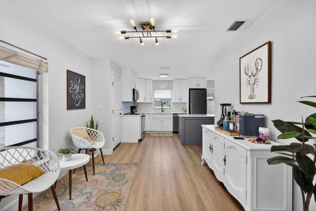 Photo of 9820 Daisy Avenue, Palm Beach Gardens, FL 33410 (MLS # B26004317)