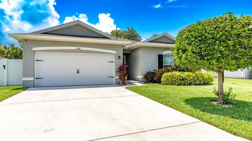 Photo of 5344 Oakland Lake Circle, Fort Pierce, FL 34951 (MLS # R11109252)
