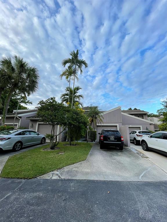 Great Townhouse in a very desirable area. 3 bedrooms, 2.5 bathrooms and 1 car garage. Very open floor with beautiful authentic Italian porcelain tile throughout the whole first floor. Large backyard. Close to shops and restaurants. A rated schools.