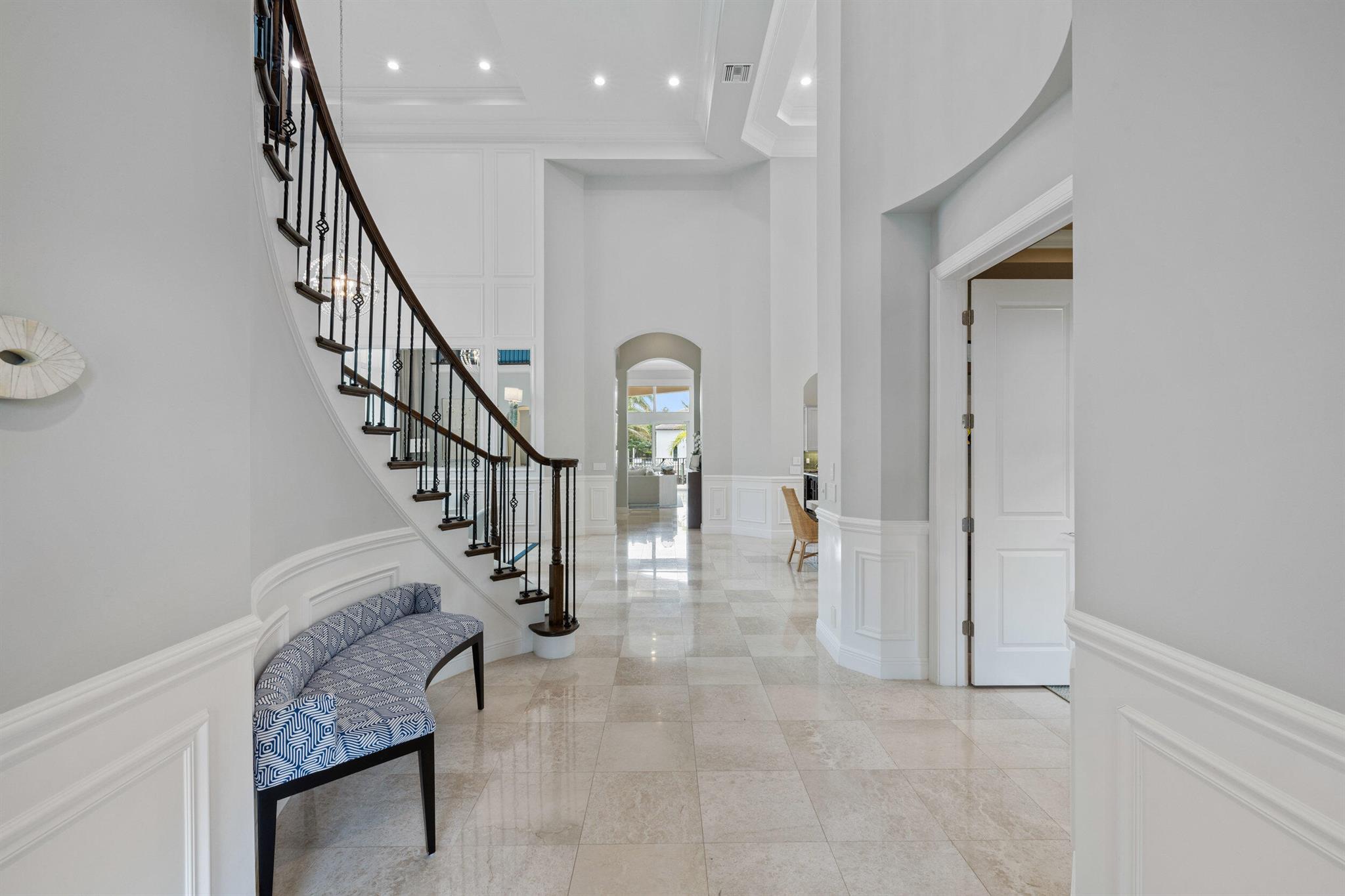 13901 Willow Cay Drive, North Palm Beach, FL, 33408/$5,950,000 2 13901 Willow Cay Drive