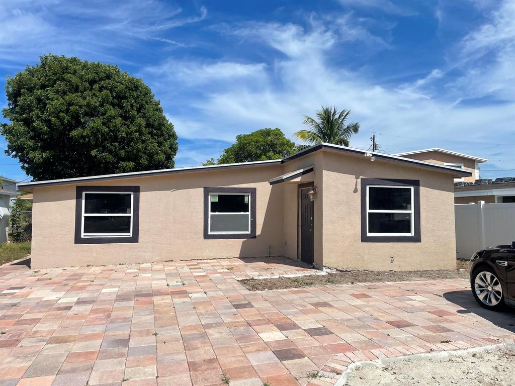 Photo of 325 SW 8th Avenue, Delray Beach, FL 33444 (MLS # R10863430)