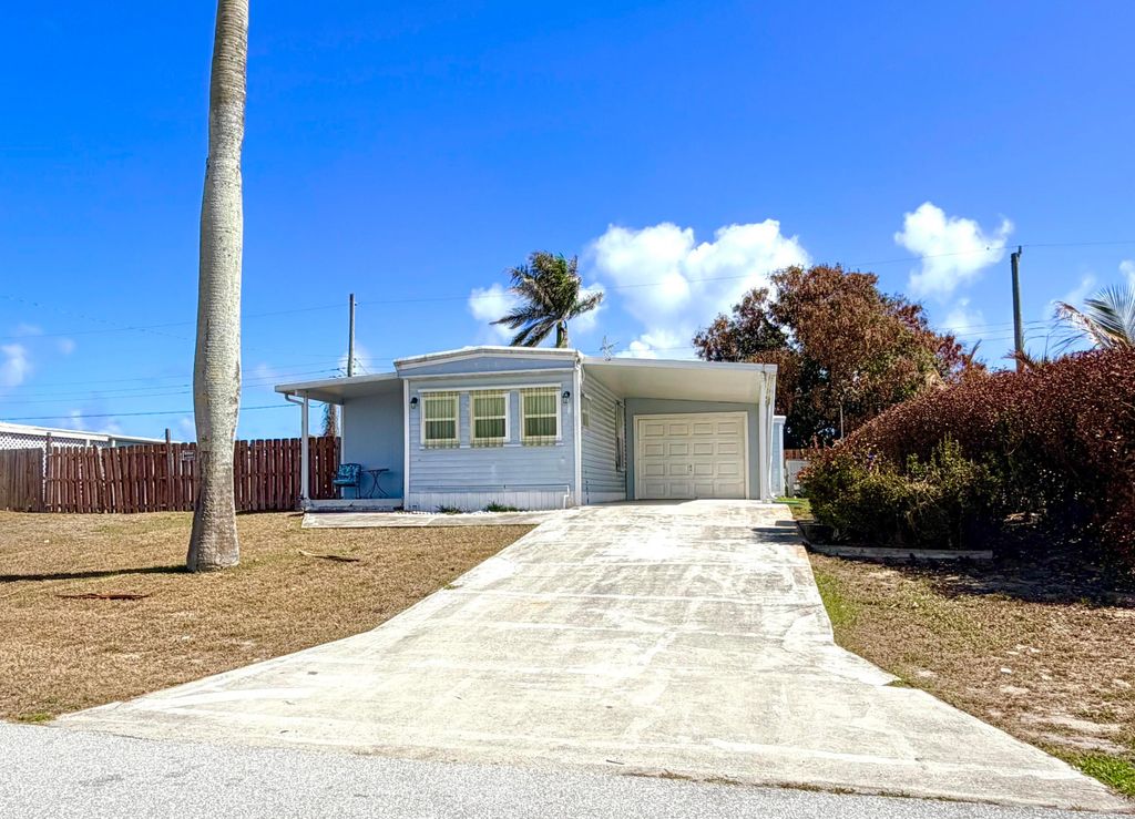 Photo of 8457 SE Swan Avenue, Hobe Sound, FL 33455 (MLS # B26002244)
