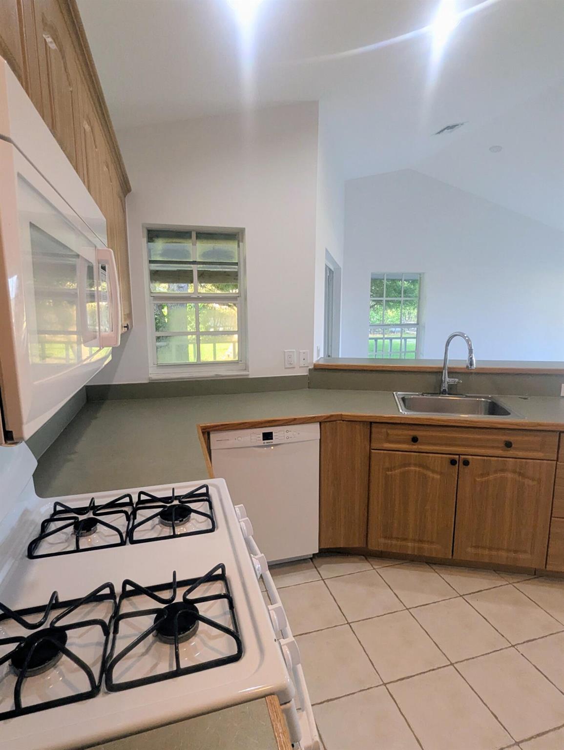 PALM BEACH LITTLE RANCHES - Residential Lease