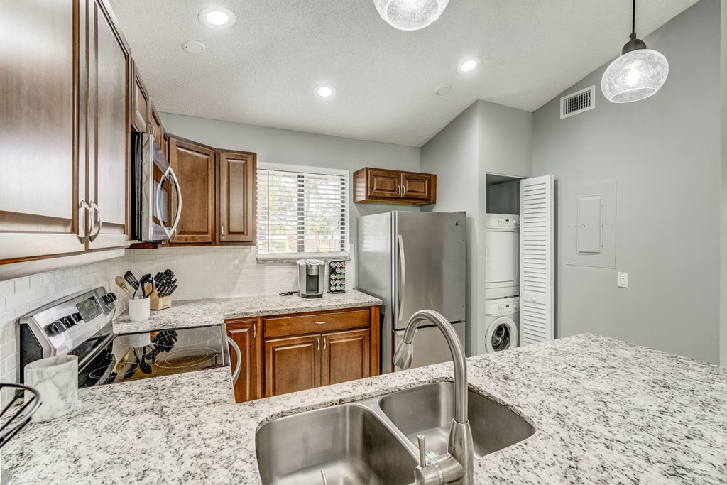 Photo of 403 Club Drive, Palm Beach Gardens, FL 33418 (MLS # R10917909)