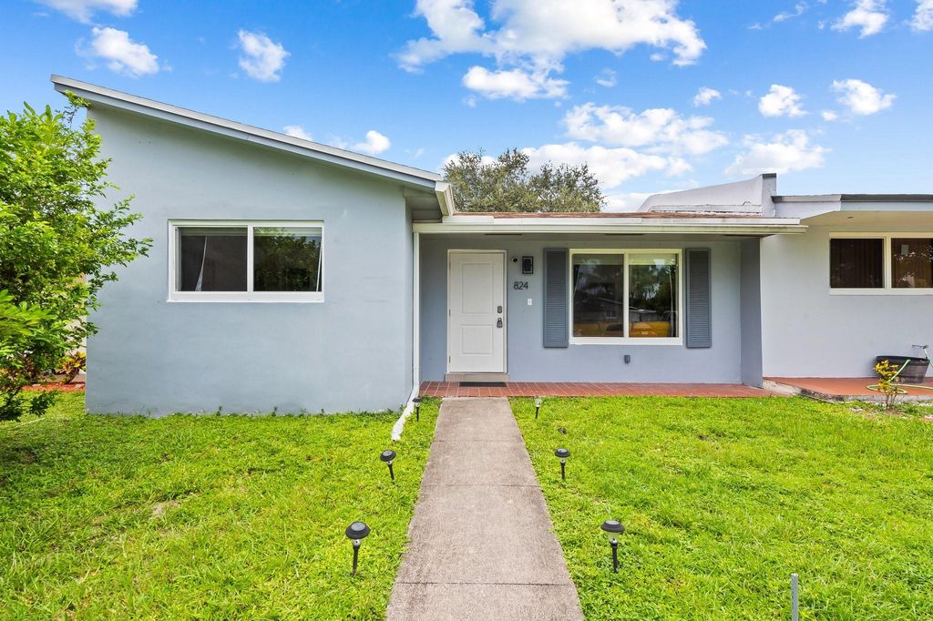 Photo of 824 N Golf Drive, Hollywood, FL 33021 (MLS # F10532448)