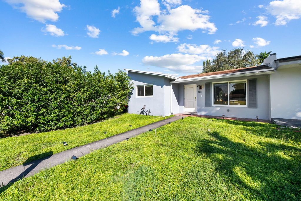 Photo of 824 N Golf Drive, Hollywood, FL 33021 (MLS # F10532448)