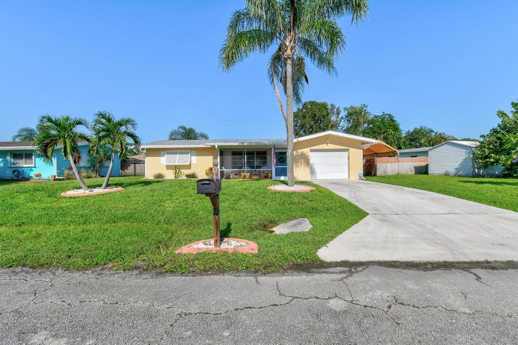 Photo of 114 E Aldea Street, Port Saint Lucie, FL 34952 (MLS # R11028920)