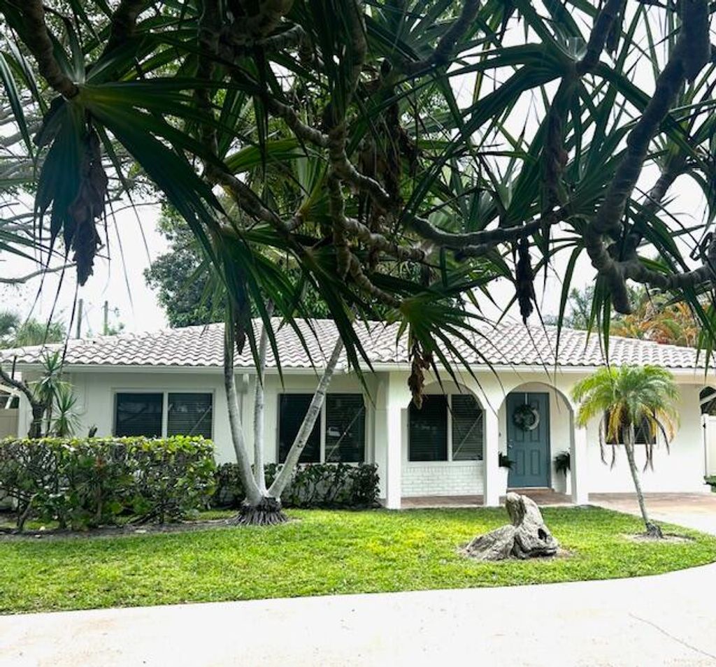 Photo of 631 Linnet Circle, Delray Beach, FL 33444 (MLS # B26021881)