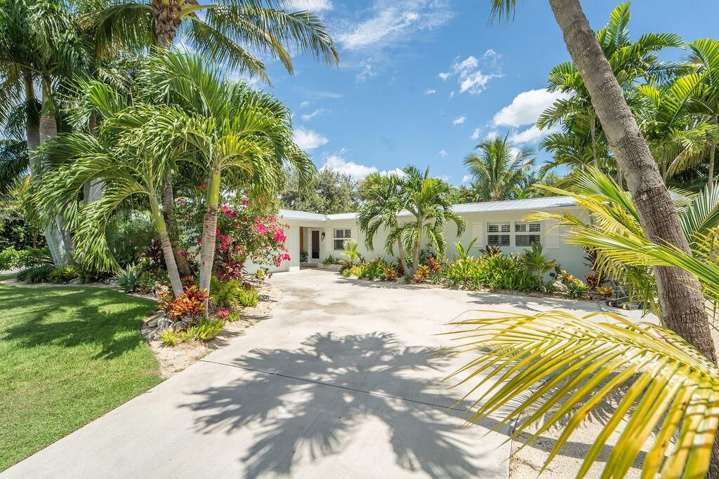 Photo of 70 Fairview E, Tequesta, FL 33469 (MLS # R11124381)