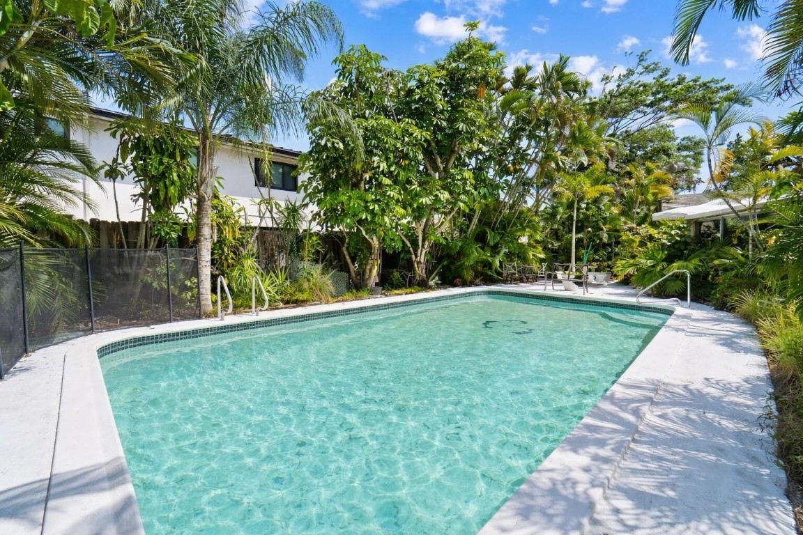 5660 NE 17th Terrace