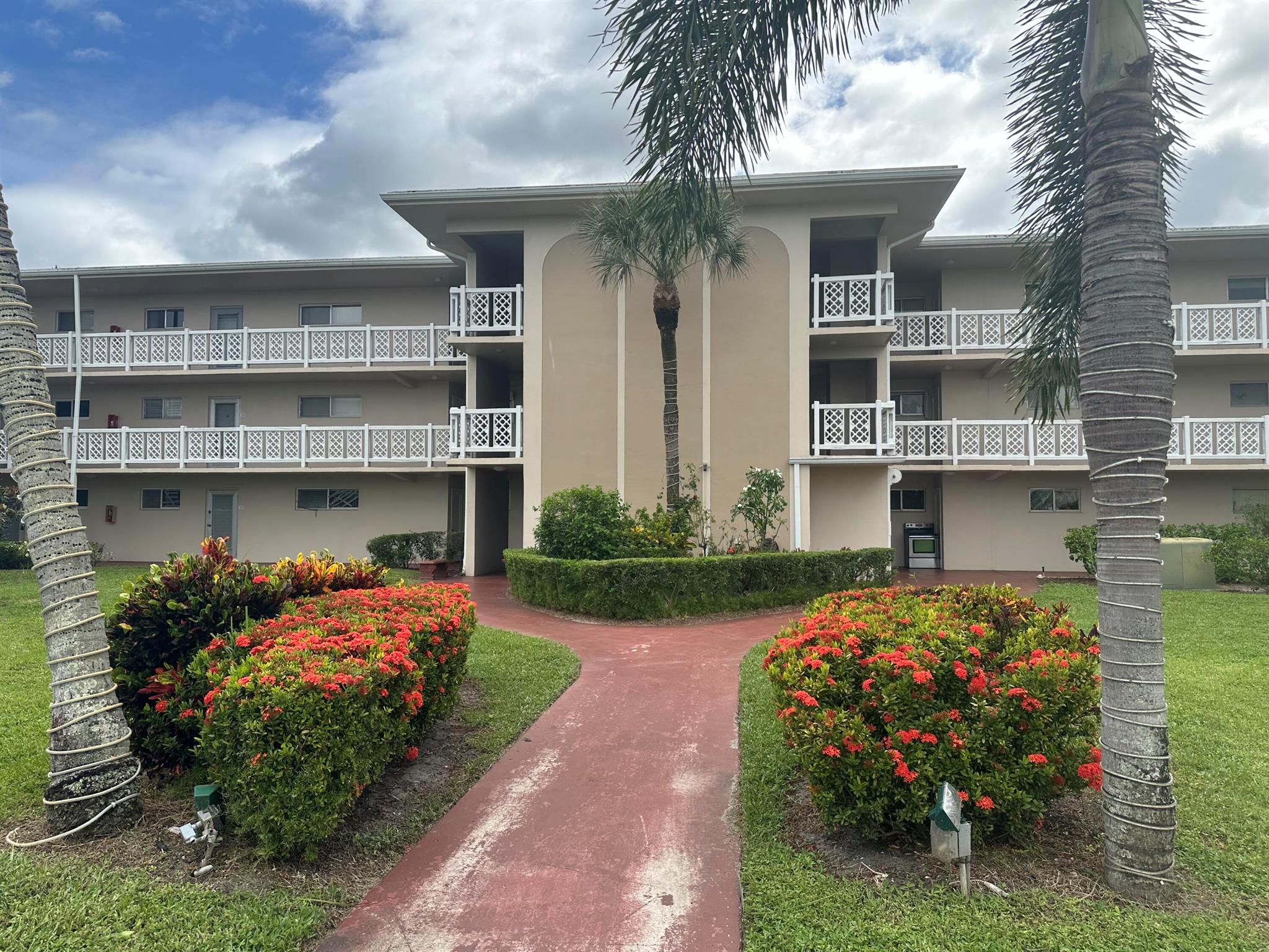 1st floor unit,1 Bedroom, 1 Remodeled Bathroom, screened patio and tile flooring throughout. Many Recreational Activities. Includes 2 pools, Clubhouse, Library and Sauna.Close to shopping area and beaches.This is a 55+ community.