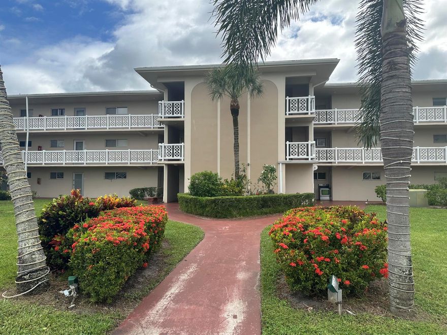 1st floor unit,1 Bedroom, 1 Remodeled Bathroom, screened patio and tile flooring throughout. Many Recreational Activities. Includes 2 pools, Clubhouse, Library and Sauna.Close to shopping area and beaches.This is a 55+ community.