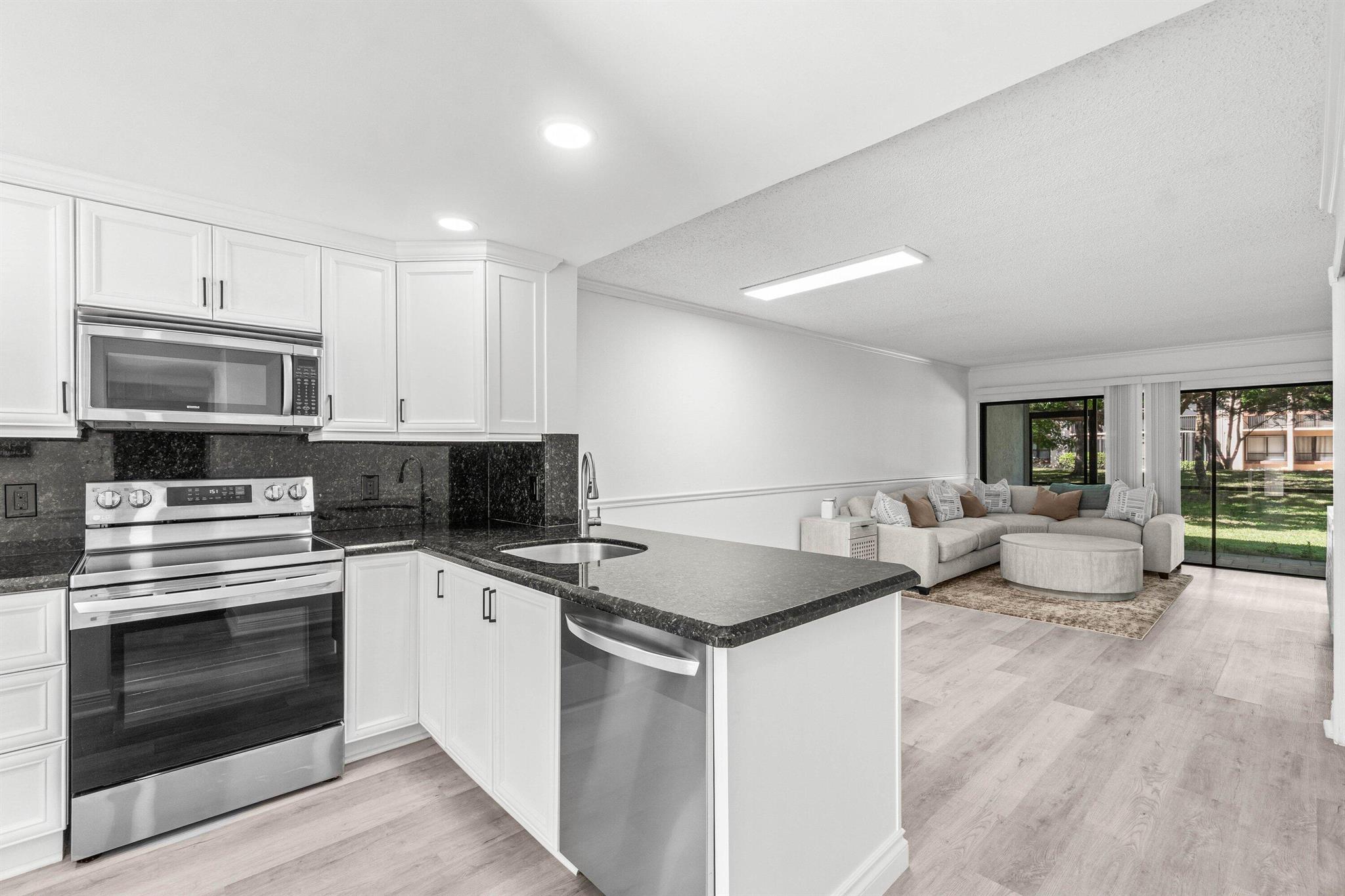 2257 SW 15th Street 179, Deerfield Beach, FL, 33442/$289,500 4 2257 SW 15th Street 179
