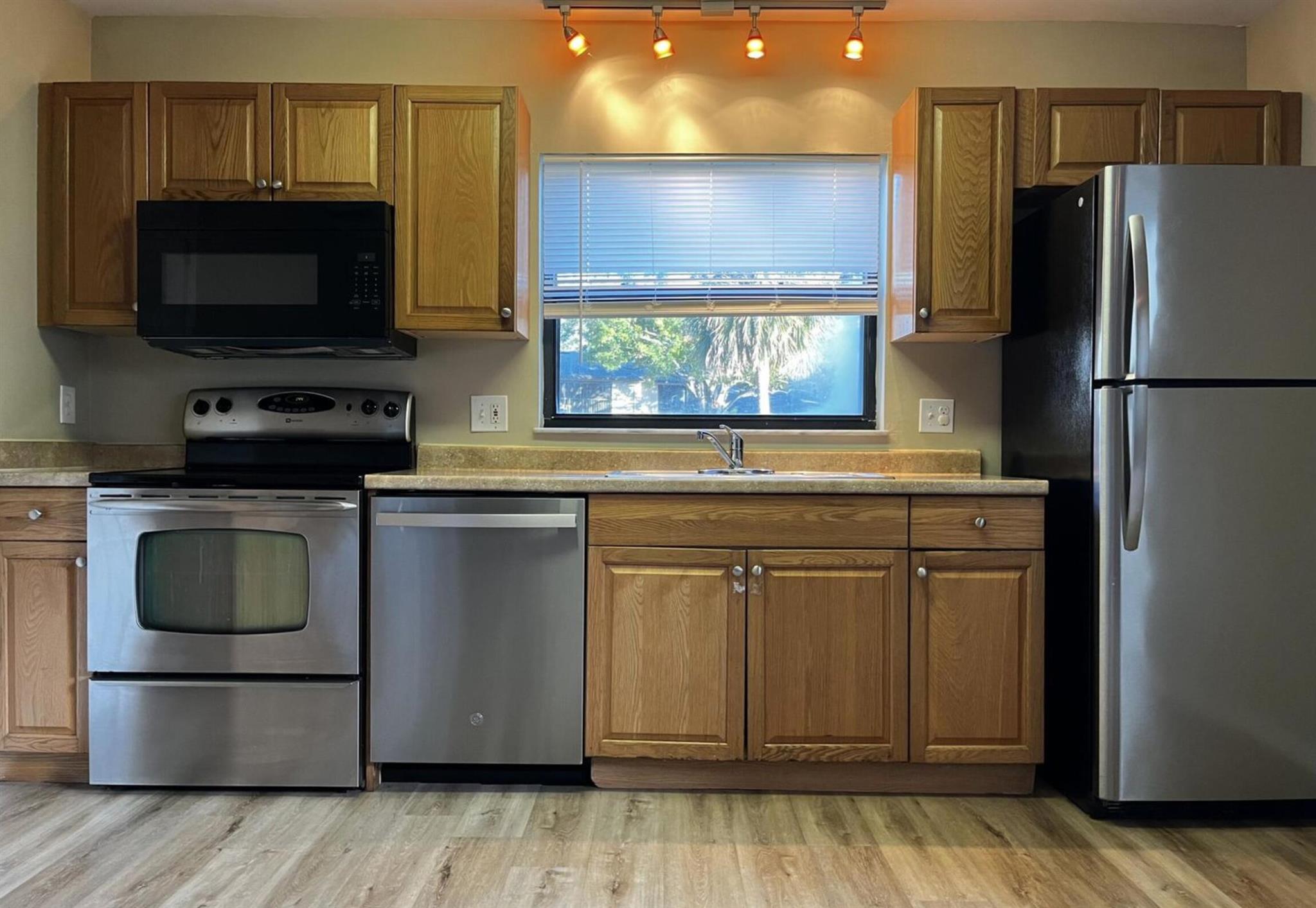 ISLAND HOUSE CONDOMINIUM - Residential Lease