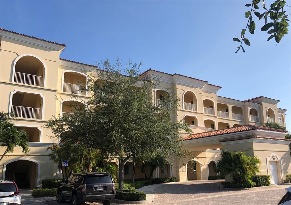 Photo of 19 W Harbour Isle Drive Dr #301, Fort Pierce, FL 34949 (MLS # R10825747)