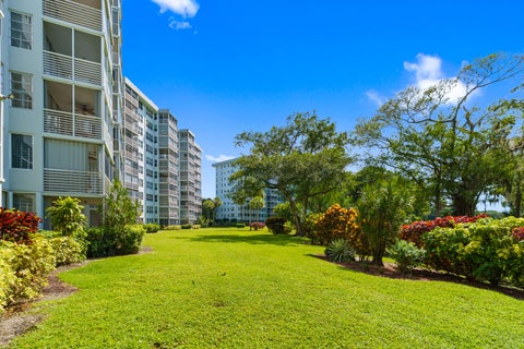 Tiny photo for 625 Oaks Drive #405, Pompano Beach, FL 33069 (MLS # B26049414)