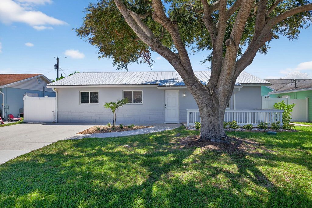 Photo of 516 E Whitney Drive, Jupiter, FL 33458 (MLS # R11116363)