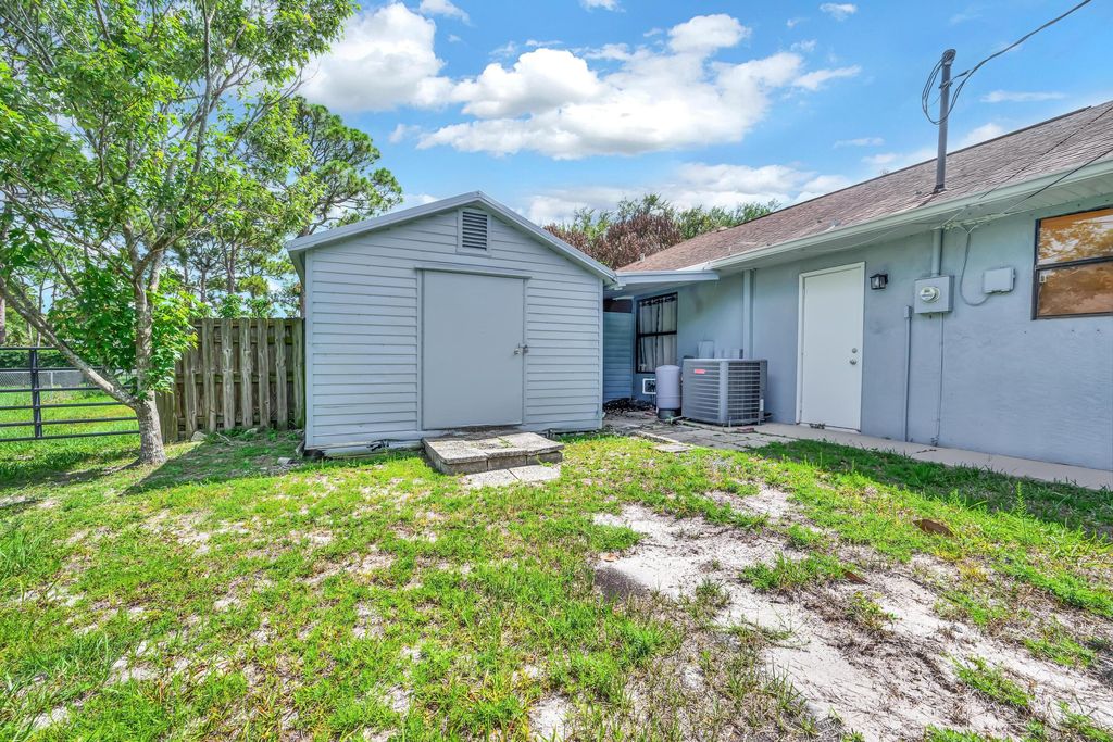 Photo of 601 Howard Street, Fort Pierce, FL 34982 (MLS # B26033166)