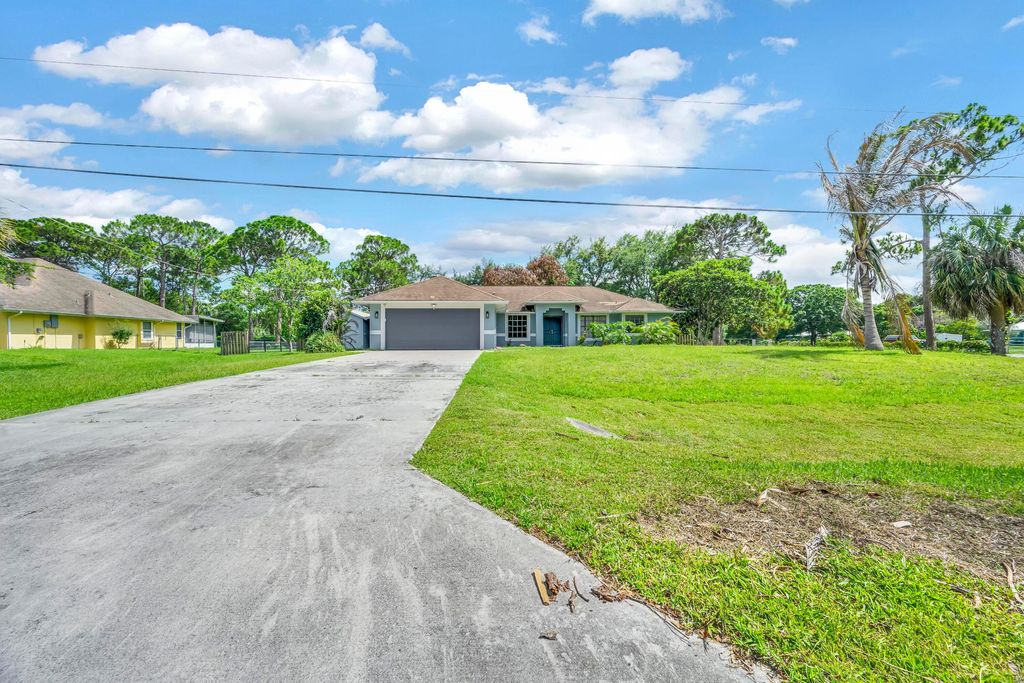 Photo of 601 Howard Street, Fort Pierce, FL 34982 (MLS # B26033166)