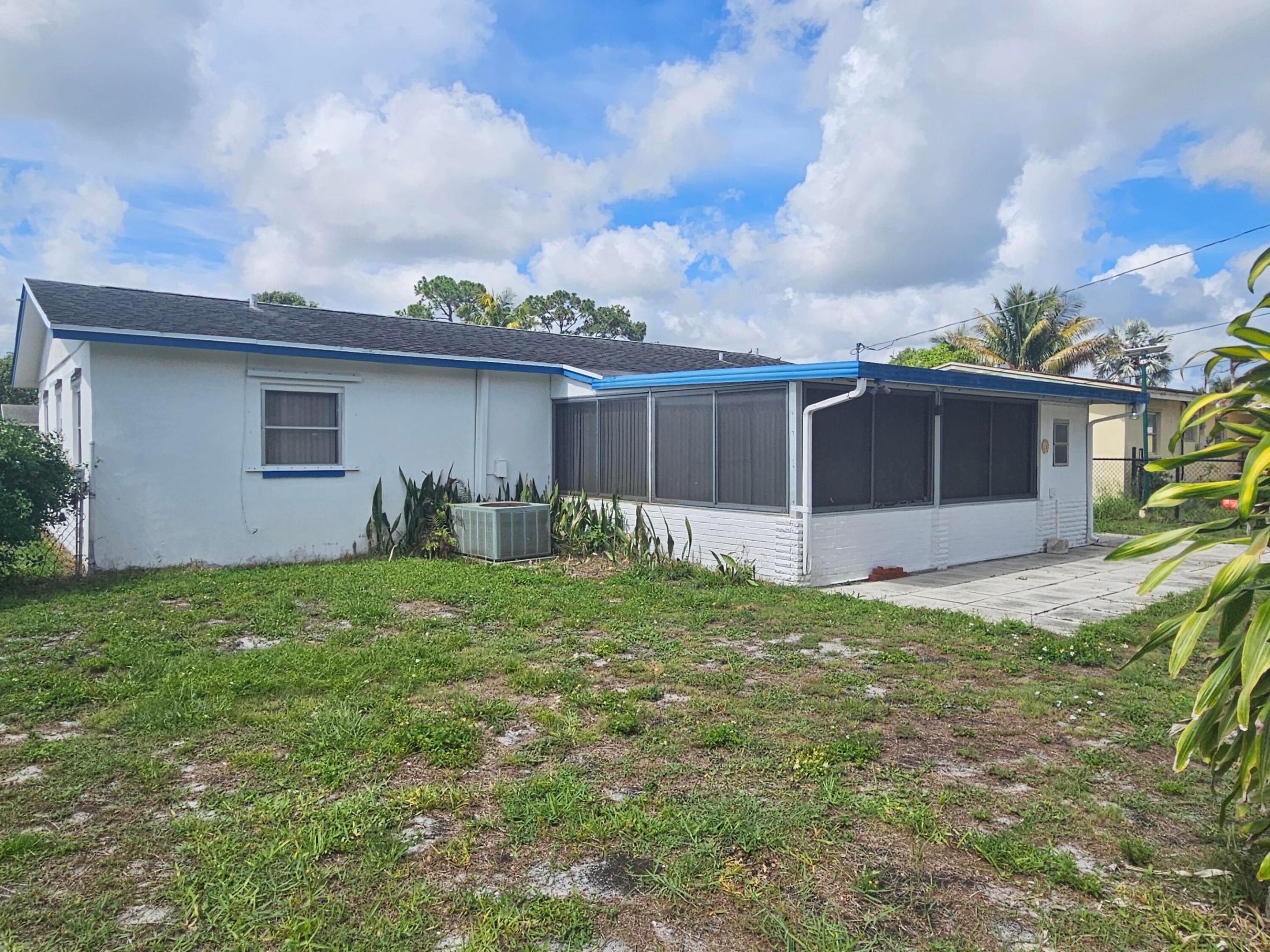 LAKE WORTH HILLS - Residential