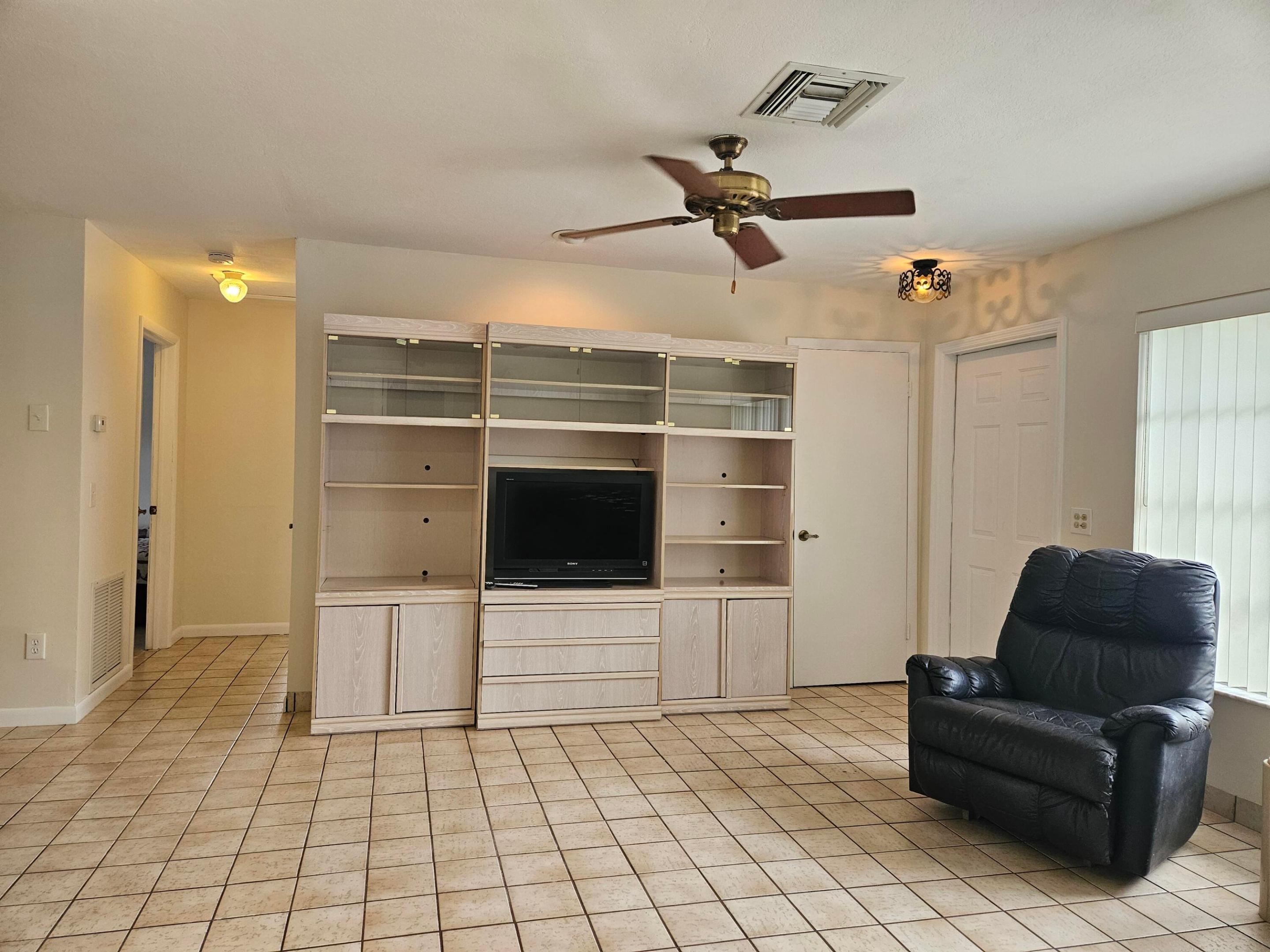 LAKE WORTH HILLS - Residential