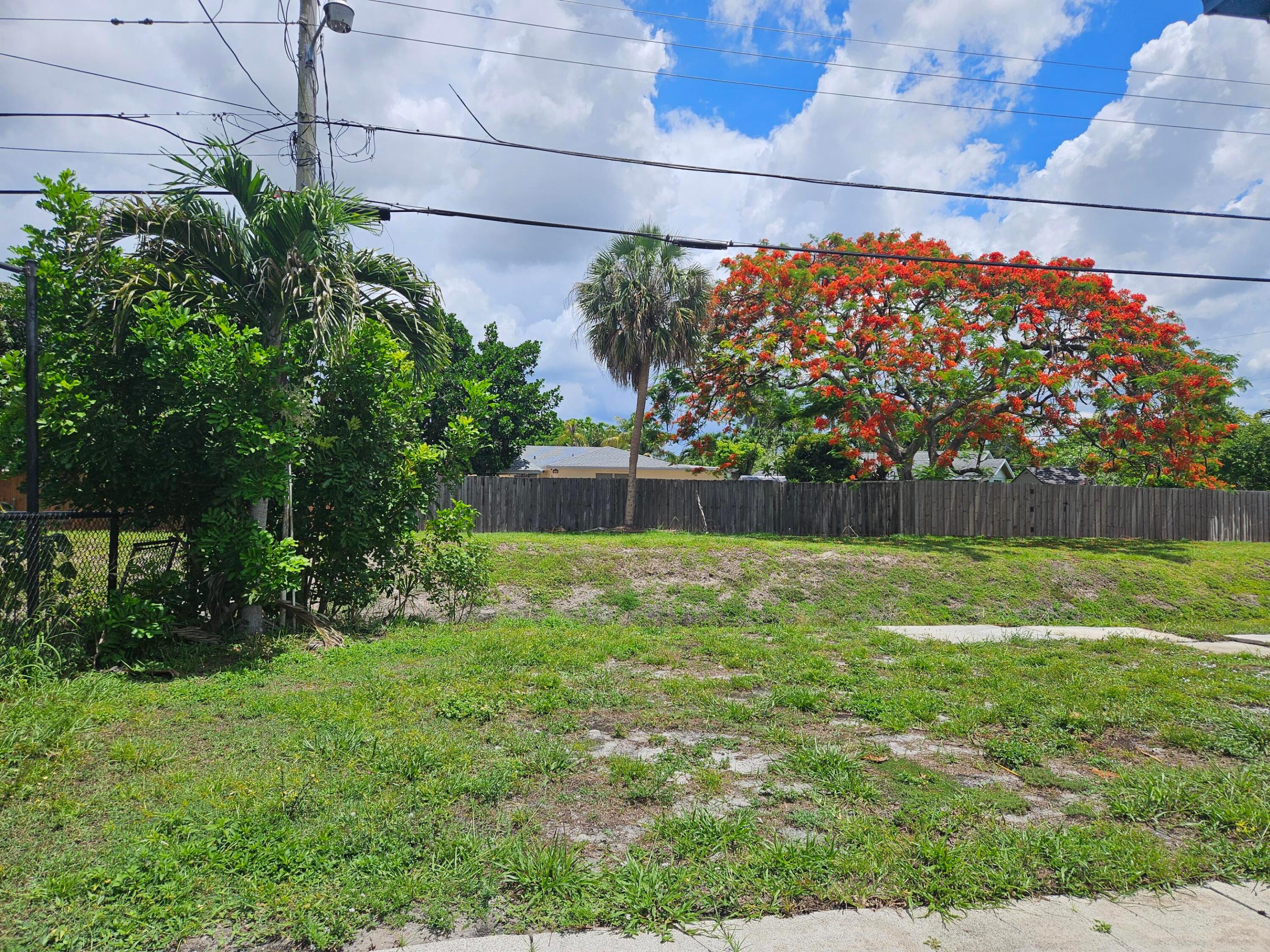 LAKE WORTH HILLS - Residential