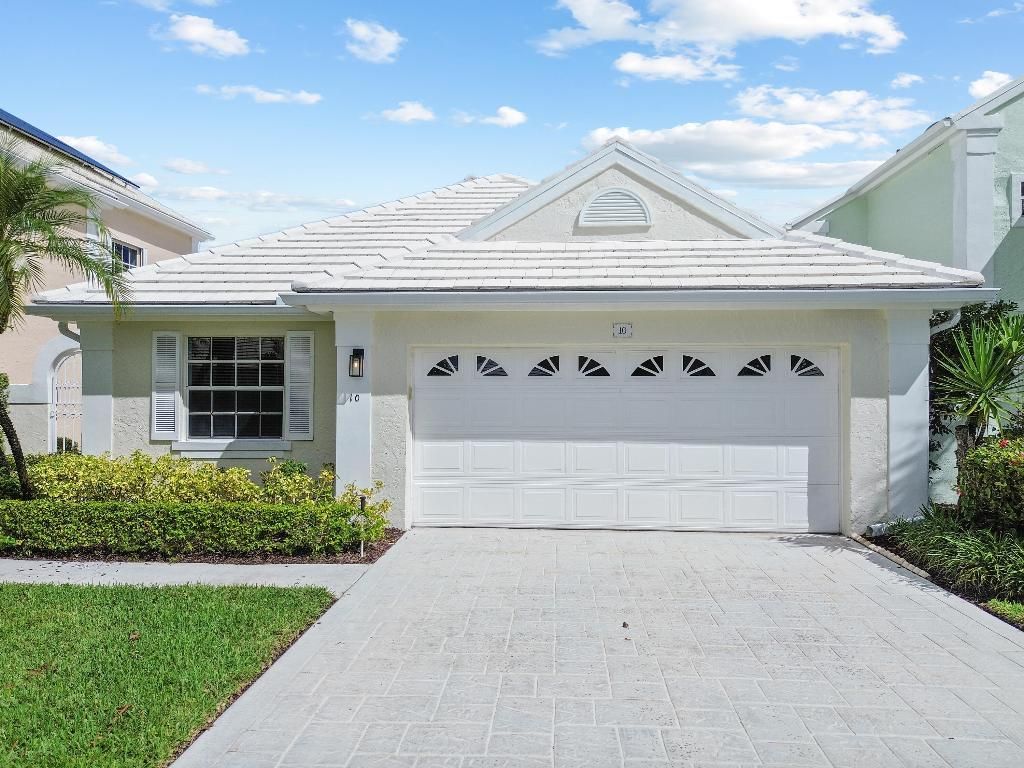 Photo of 10 Brighton Court, Palm Beach Gardens, FL 33418 (MLS # R11109351)