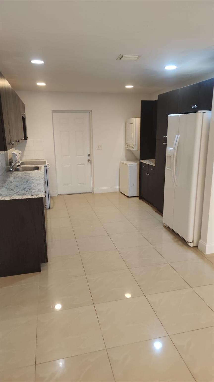 beautiful new construction duplex 2 bedroom 2 full bath big apt tile floors new kitchen laundry machines great location its a must see wont last !