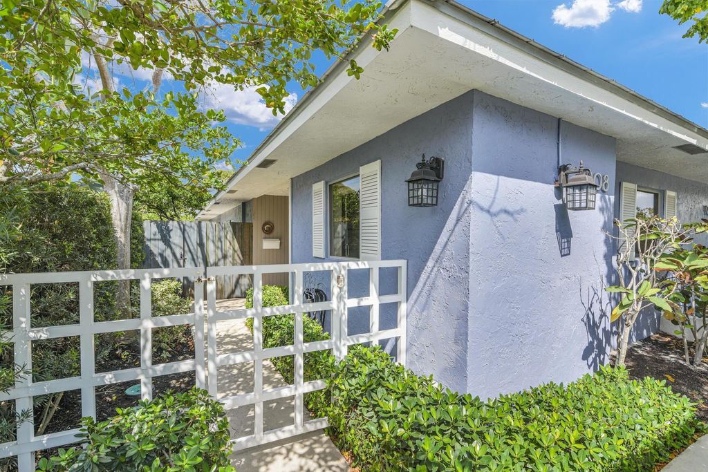 Photo of 908 NE 8th Avenue, Delray Beach, FL 33483 (MLS # R11078457)