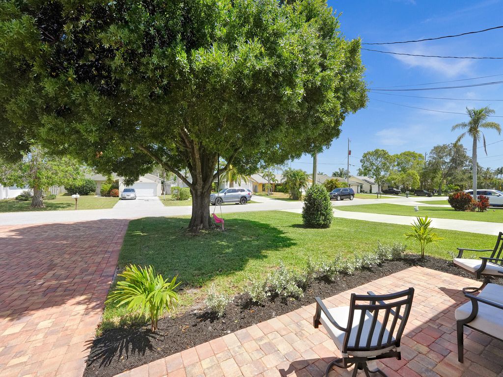 Photo of 6096 Drake Street, Jupiter, FL 33458 (MLS # R10982311)